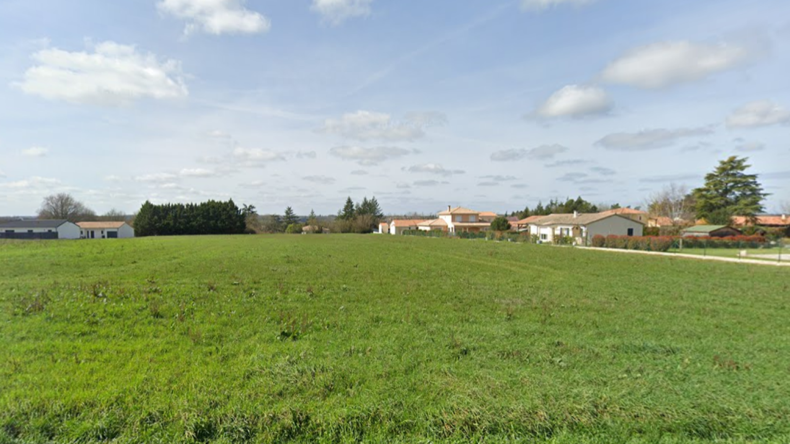 Terrain constructible de 385m2 à Smarves