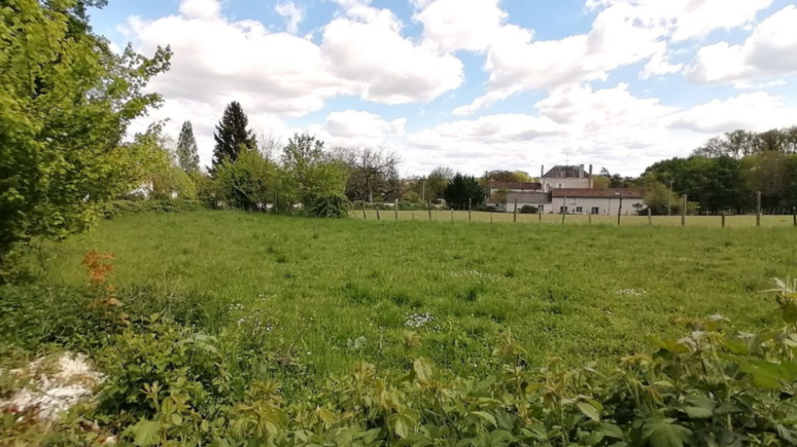 Terrain constructible de 1000m2 à Quinçay